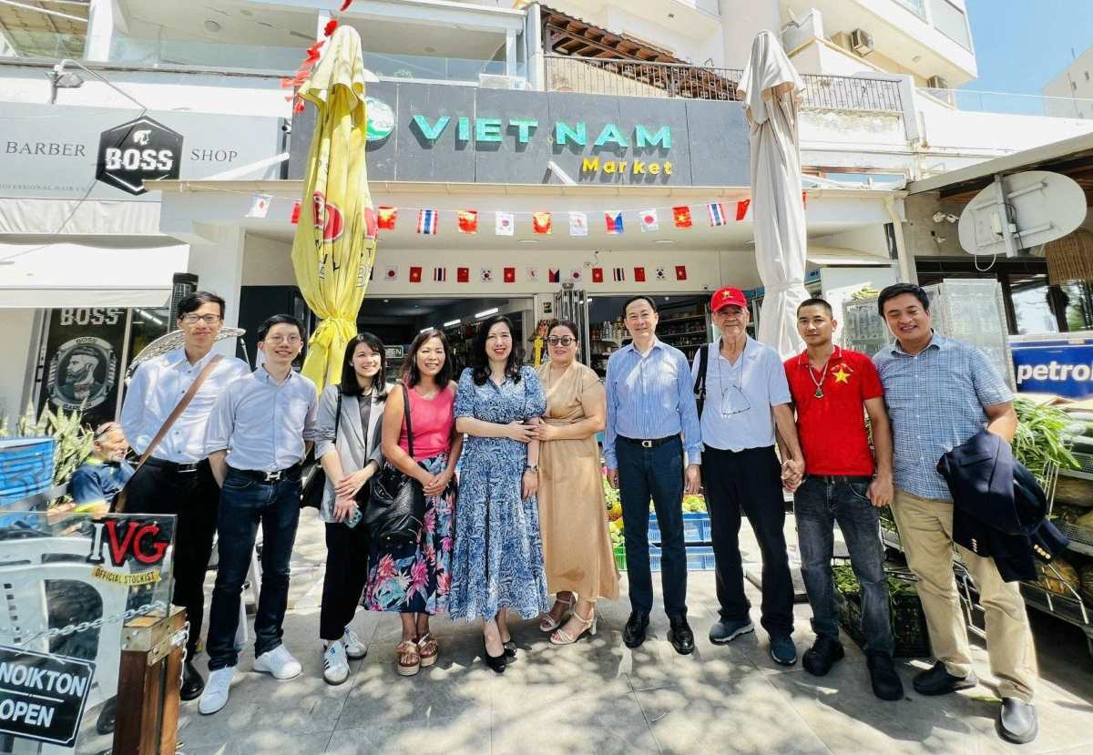 Doan den tham cua hang kinh doanh cua ba con kieu bao tai Cong hoa Sip. Anh: Uy ban Nha nuoc ve nguoi Viet Nam o nuoc ngoai