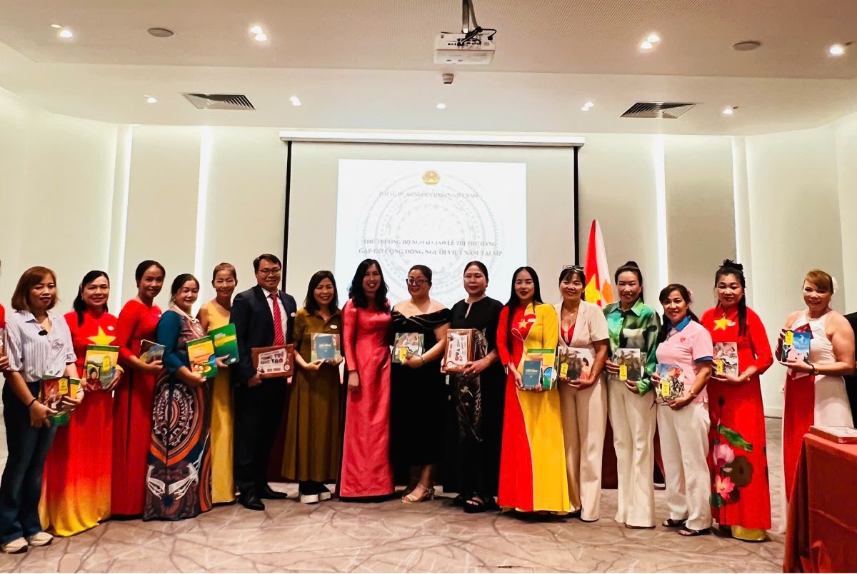 Le Thi Thu Hang 외무부 차관이 키프로스 공화국에 있는 베트남 사람들에게 베트남어 책을 선물하고 있습니다. 사진: 해외 베트남인 국가위원회