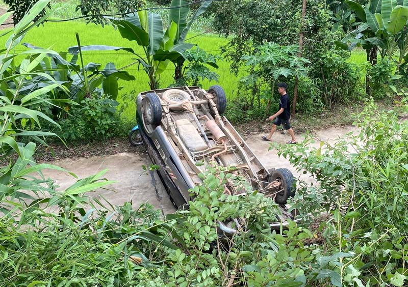 The car overturned after the accident. Photo: Van Kien