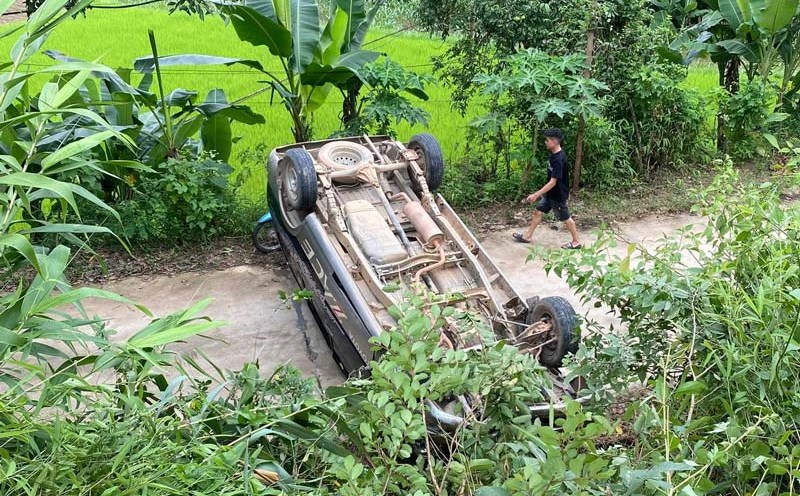 The car overturned after the accident. Photo: Van Kien