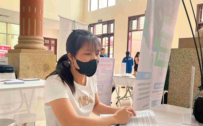 Unskilled workers account for nearly 60% of the entire Hanoi labor market. Photo: Quynh Chi