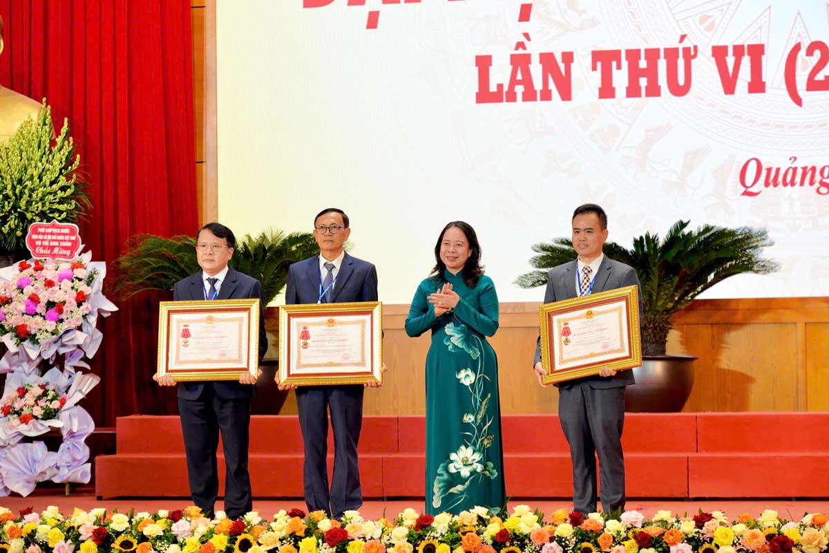 Vice President Vo Thi Anh Xuan, authorized by the President, awarded the First and Third Class Labor Medals to 3 outstanding collectives. Photo: Doan Hung