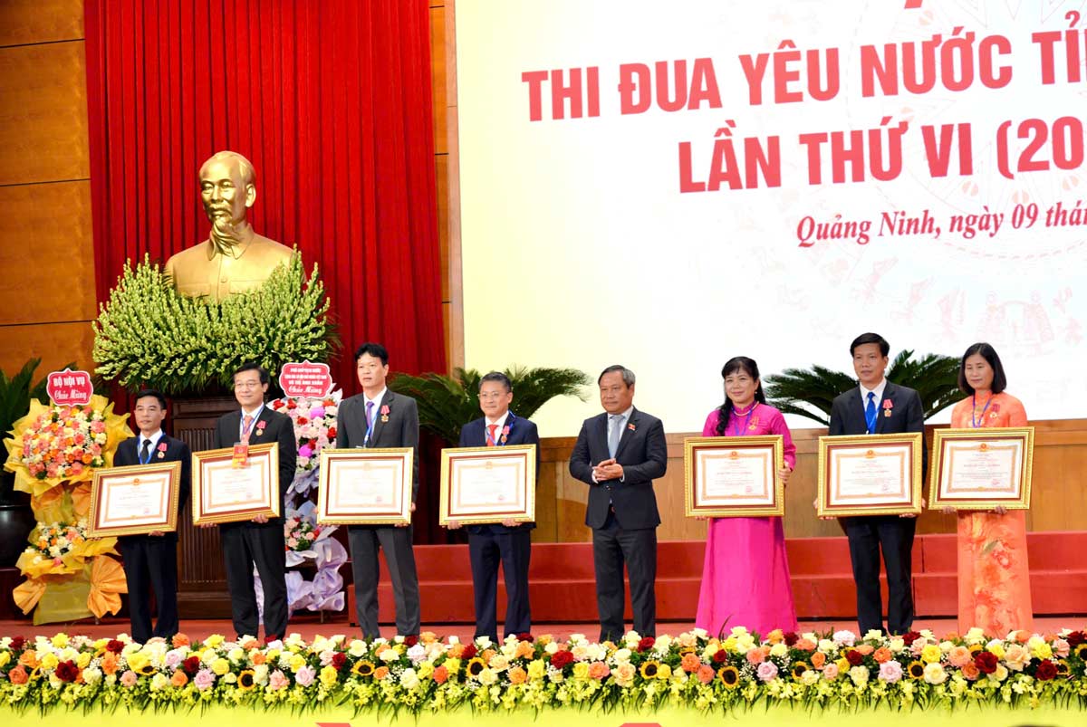 Thua uy quyen cua Chu tich nuoc, ong Vu Dai Thang, Uy vien Ban Chap hanh Trung uong Dang, Bi thu Tinh uy, Truong Doan DBQH tinh Quang Ninh trao Huan chuong Lao dong hang Ba cho 7 ca nhan.