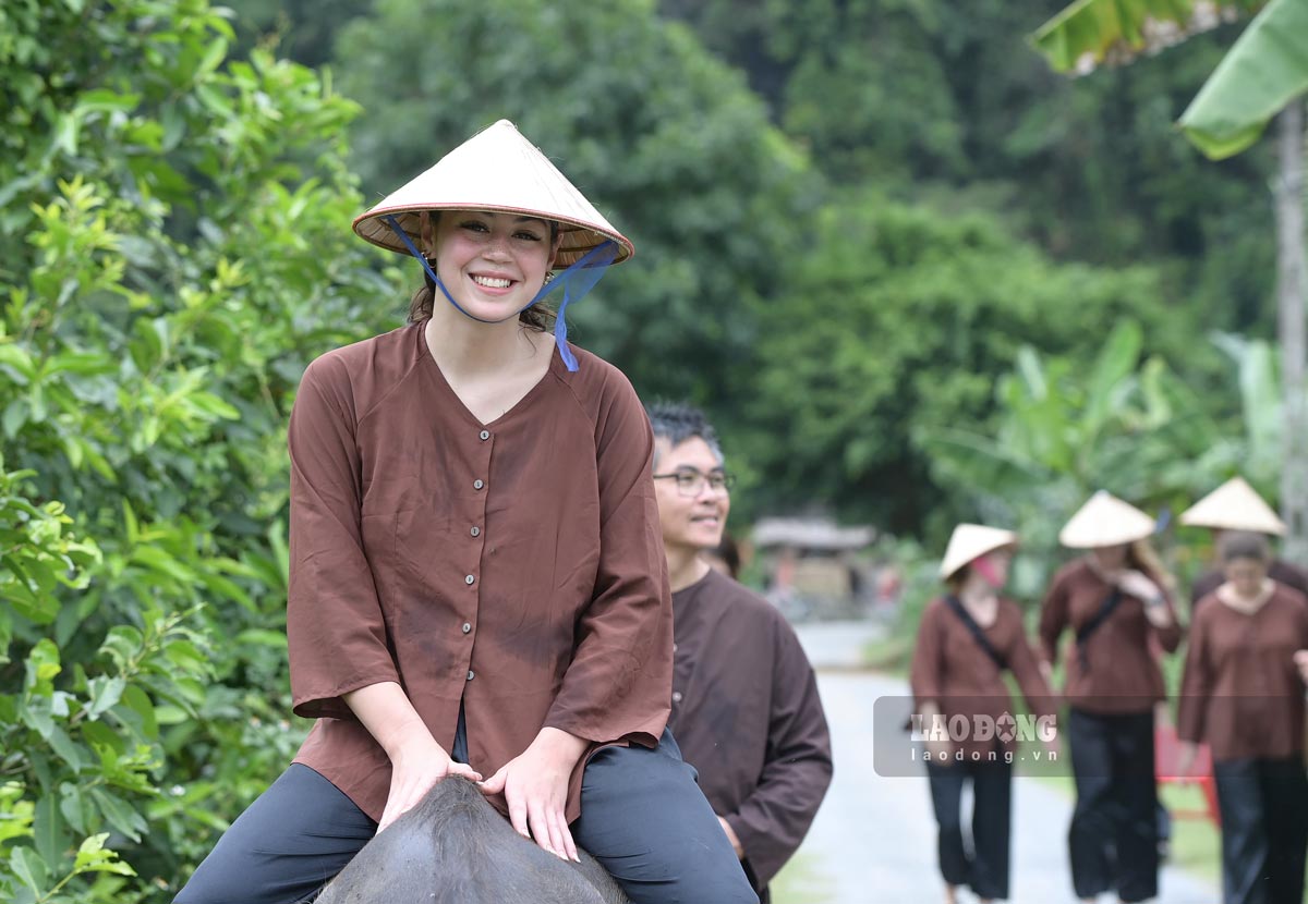 Du khach thich thu khi duoc cuoi trau. Anh: Ha Vi