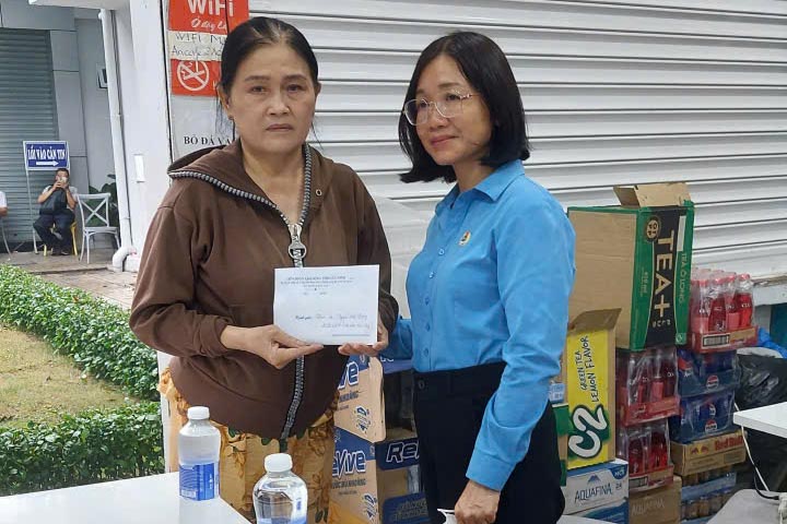 Permanent Vice President of the Tay Ninh Provincial Labor Federation Pham Thi Quyen visited and supported Ms. Pham Thi Huong's family. Photo: Tay Ninh Provincial Federation of Labor