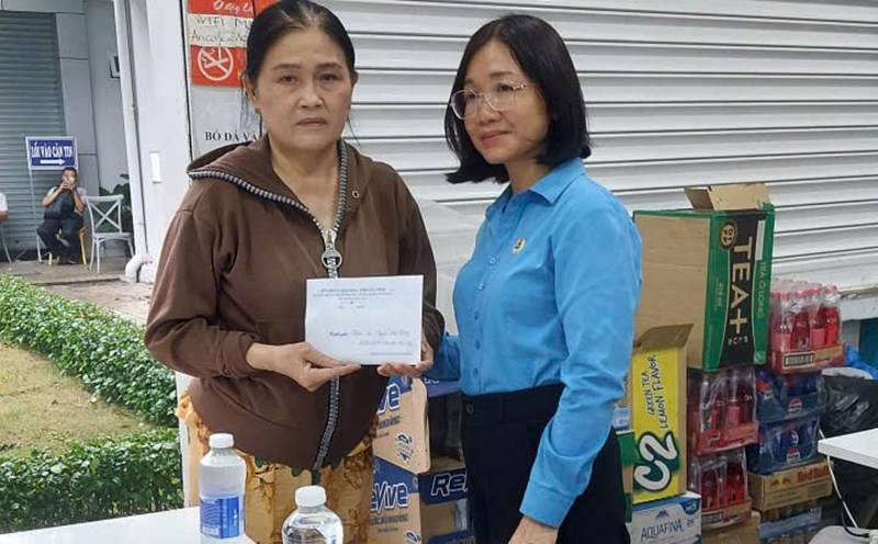 Permanent Vice President of the Tay Ninh Provincial Labor Federation Pham Thi Quyen visited and supported Ms. Pham Thi Huong's family. Photo: Tay Ninh Provincial Federation of Labor