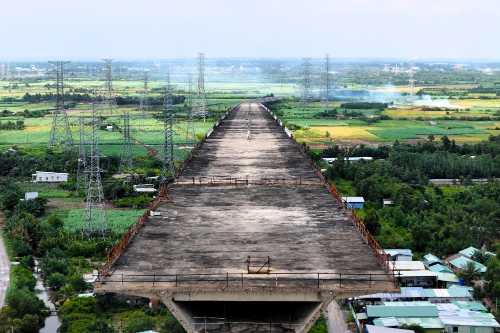   Cac hang tru cau, duong dan o hai ben bo Can Gio va Nhon Trach da hoan thanh truoc do. Ảnh: Danh Quynh
