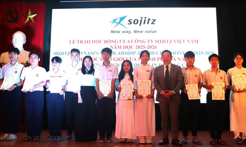 230 scholarships worth 575 million VND were awarded to students in Da Nang City. Photo: Da Nang City People's Committee