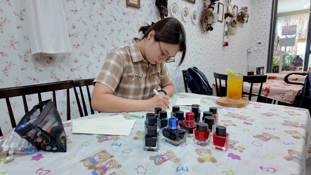 A young girl in Ho Chi Minh City earns millions each month from her job as a hired writer