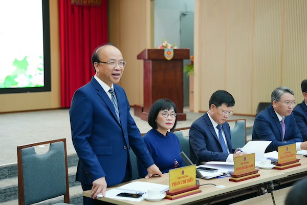 Thu truong Phan Chi Hieu (dung) cho biet se phat huy kinh nghiem de hoan thanh tot nhiem vu duoc giao. Anh: Bo Tu phap