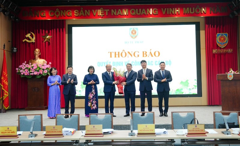 At the meeting of the leadership of units under the ministry, the Ministry of Justice announced the decision to transfer and appoint Mr. Phan Chi Hieu. Photo: Ministry of Justice