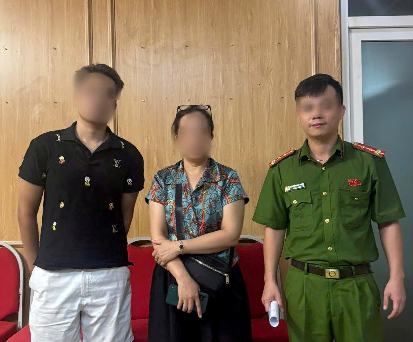 Hong Bang Ward Police handed over Mr. Q.H.C (in black shirt) to his family. Photo: Hai Phong City Police