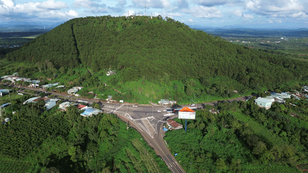 Ham Rong roundabout on National Highway 19. Photo: Thanh Tuan