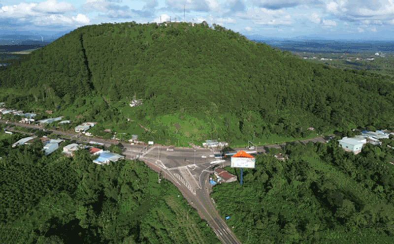 Ham Rong roundabout on National Highway 19. Photo: Thanh Tuan