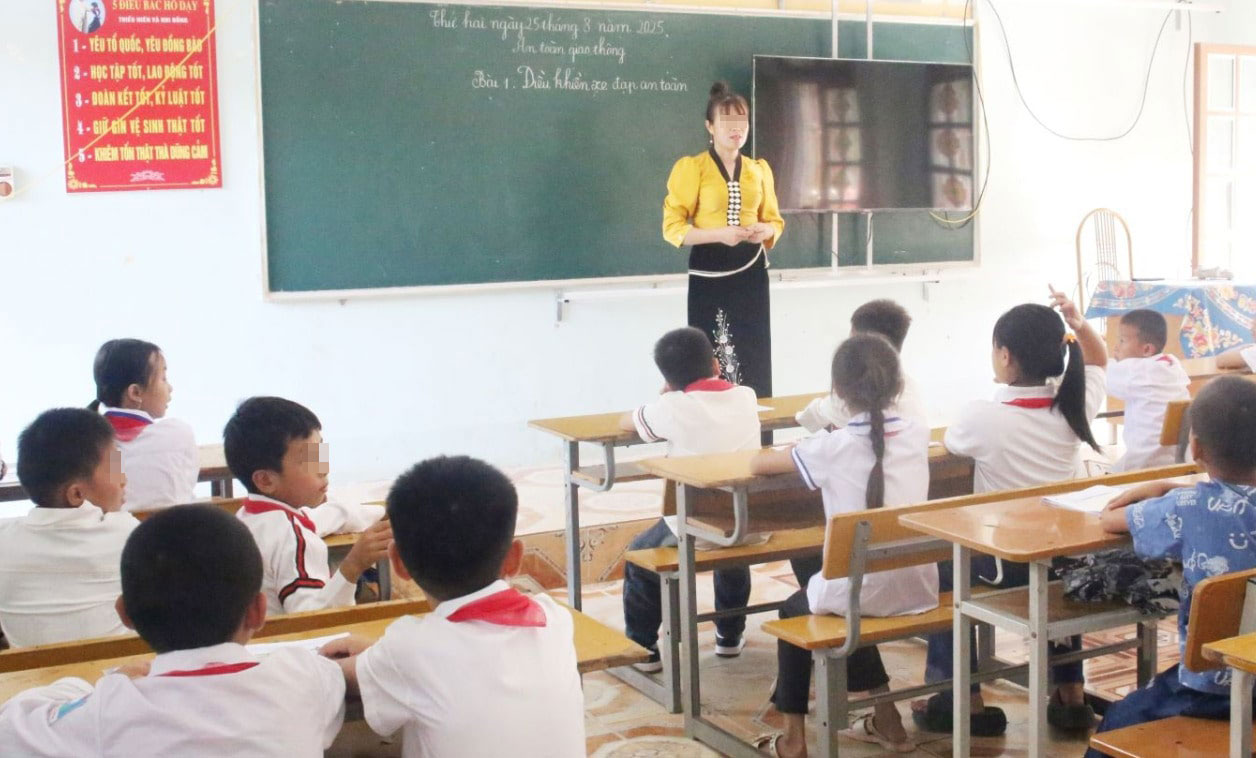 The shortage of facilities as well as the teaching staff is a difficult problem for the education sector of Son La province. Photo: Truong Son