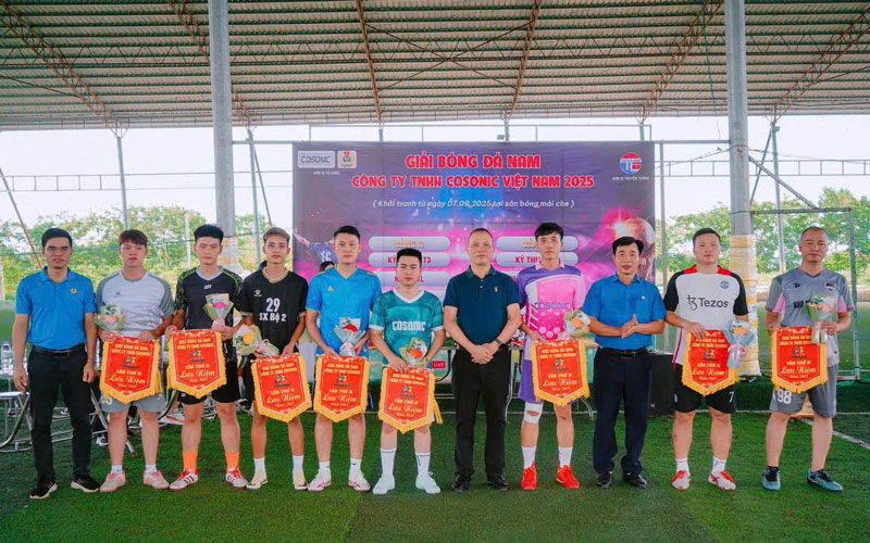Leaders of the Trade Union of Industrial Parks of Phu Tho province presented souvenir flags to the teams participating in the Men's Football Tournament. Photo: Bao Nguyen