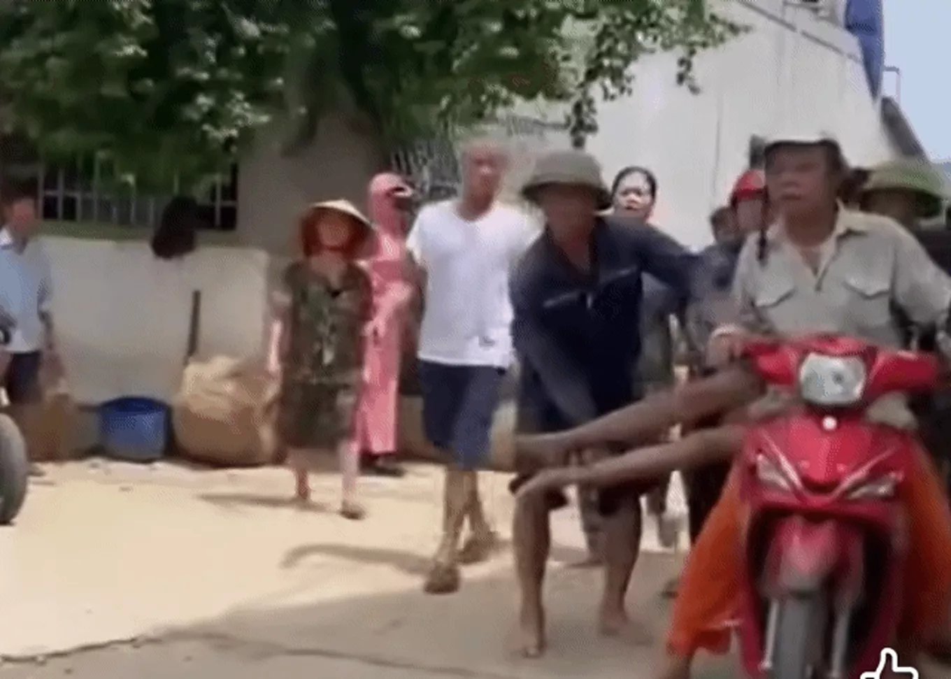 After being stung by bees, Mr. N. was taken home by people from the riverbank by motorbike to be taken to the emergency room. Photo: Ngoc Anh