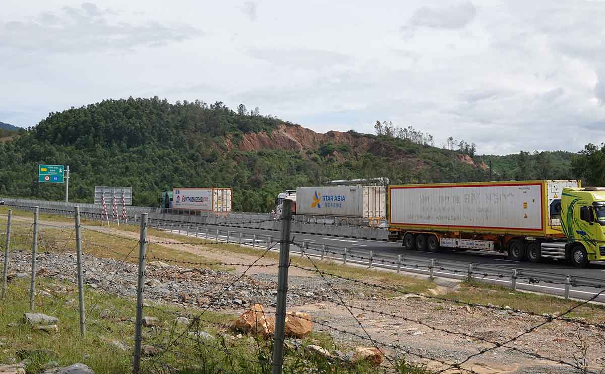 Heavy trucks have been linked together on the Vung Ang - Bung expressway. Photo: Tran Tuan.