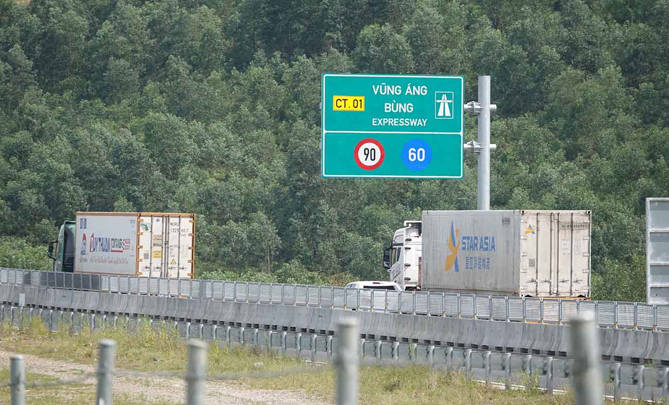 Nhieu xe container luu thong tren cao toc Vung Ang - Bung tai dia phan xa Ky Hoa, tinh Ha Tinh. Anh: Tran Tuan.