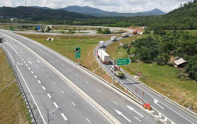 Truoc do do cam xe tai tren 10 tan luu thong tren cao toc Vung Ang - Bung nen nhieu xe tai phai re ra nut giao Quoc lo 12C o Ha Tinh de tiep tuc hanh trinh di vao Nam. Anh: Tran Tuan.