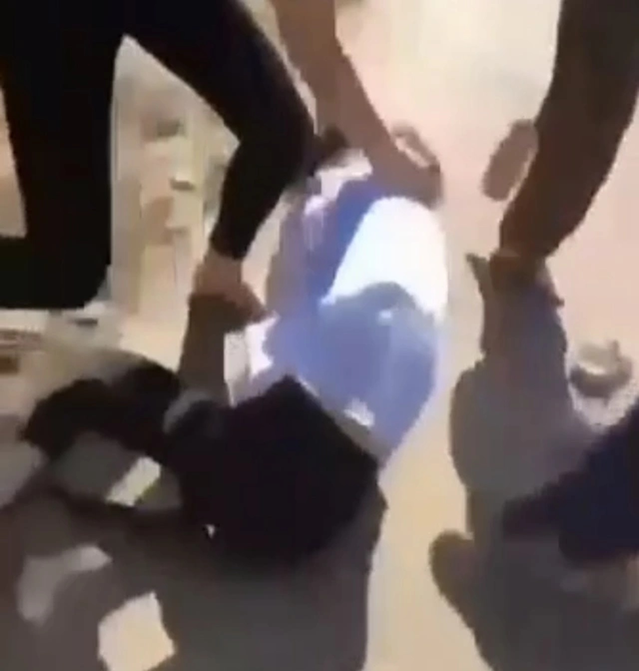 Female student in Nghe An was beaten by a group. Photo cut from the clip.