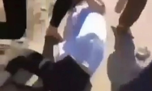 Nữ sinh ở Nghệ An bị đánh hội đồng. Ảnh cắt từ clip.