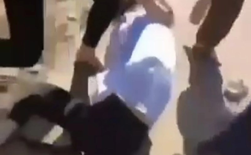 Female student in Nghe An was beaten by a group. Photo cut from the clip.