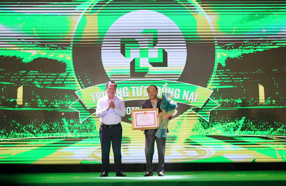 Cau lac bo Truong Tuoi Dong Nai nhan bang khen tu Uy ban nhan dan tinh Dong Nai voi thanh tich gianh huy chuong bac giai hang Nhat 2024-2025. Anh: Thanh Vu