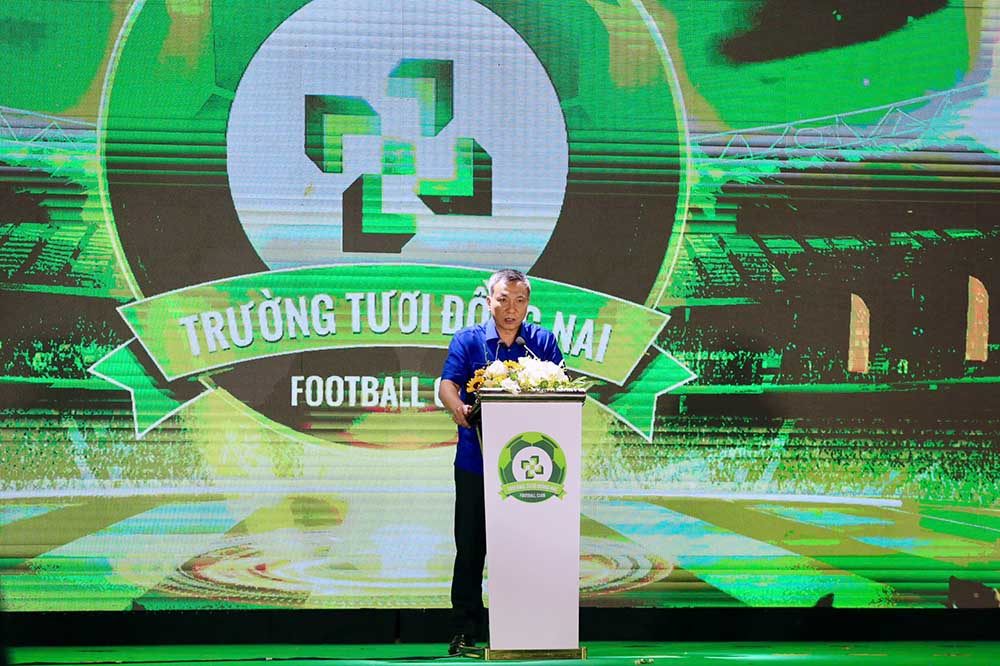 Chu tich Lien doan bong da Viet Nam Tran Quoc Tuan gui loi chuc Truong Tuoi Dong Nai som gianh ve len hang. Anh: Thanh Vu