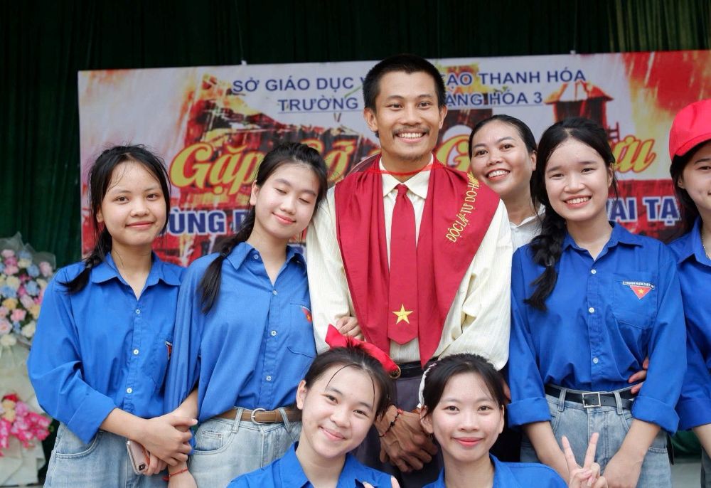 Anh Ta trong phim “Mua do” chup anh luu niem cung cac ban hoc sinh tai Truong 