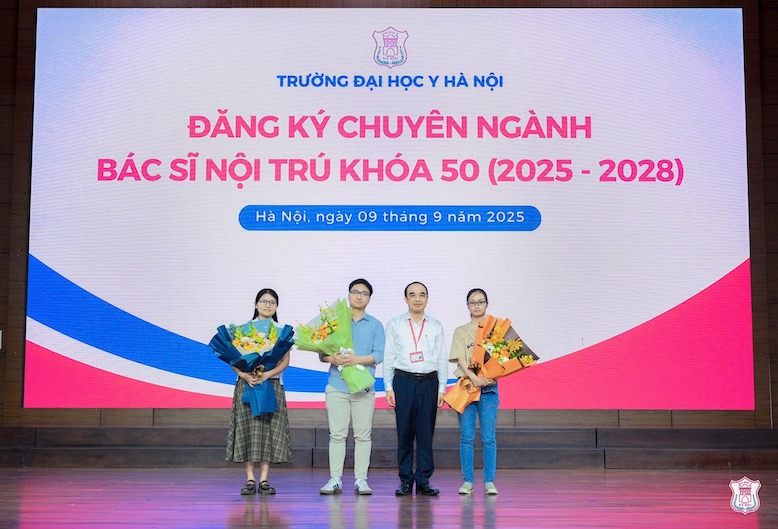 GS Nguyen Huu Tu chuc mung cac bac si noi tru. Anh: Truong Dai hoc Y Ha Noi