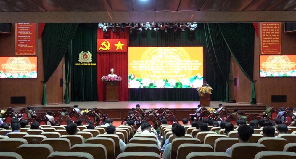 Delegates attended a training course on fire prevention, fire fighting and rescue regulations. Photo: Tien Dung