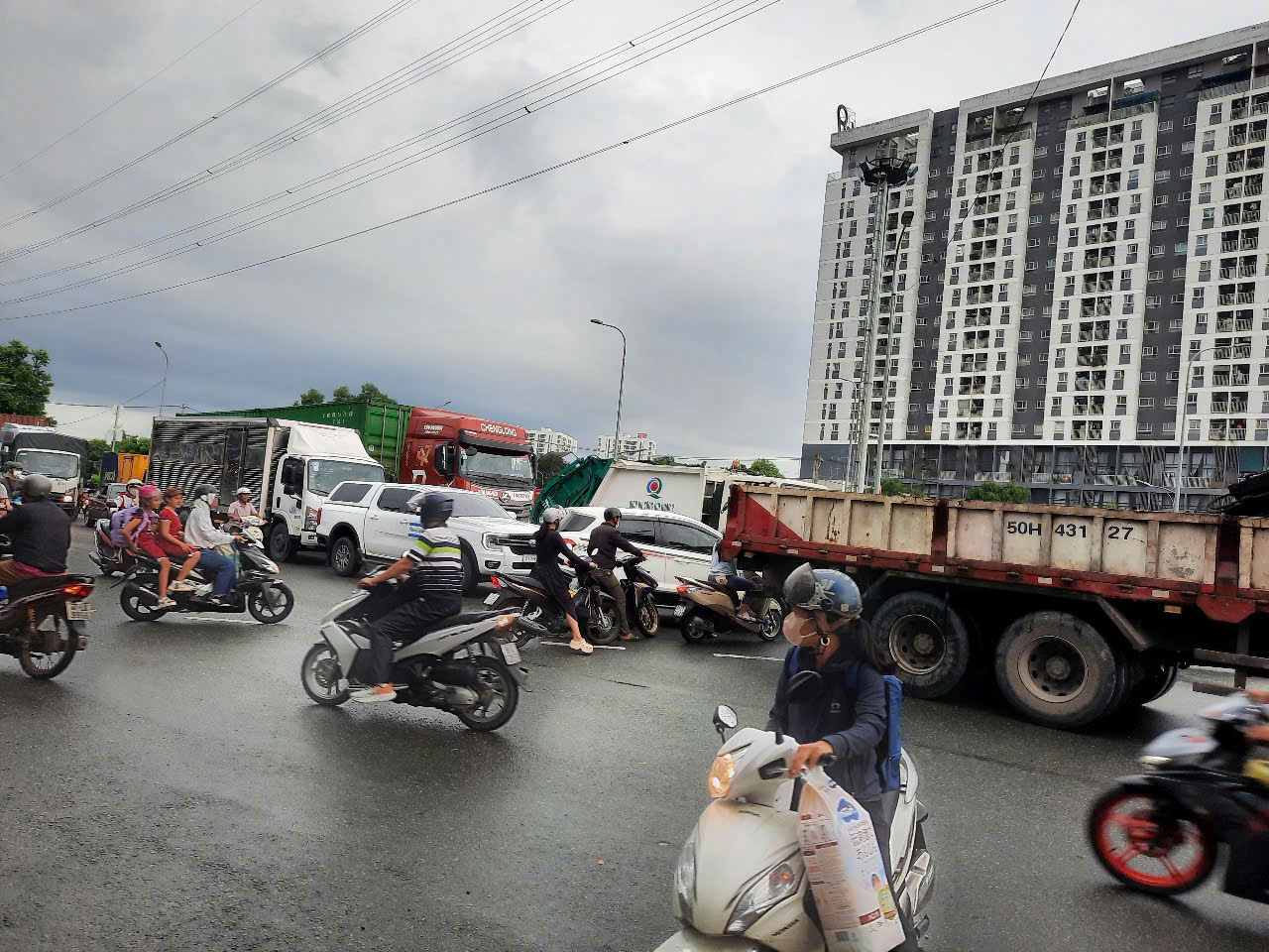Giao thong qua khu vuc tai nan bi un tac. Anh: Dong Hoang