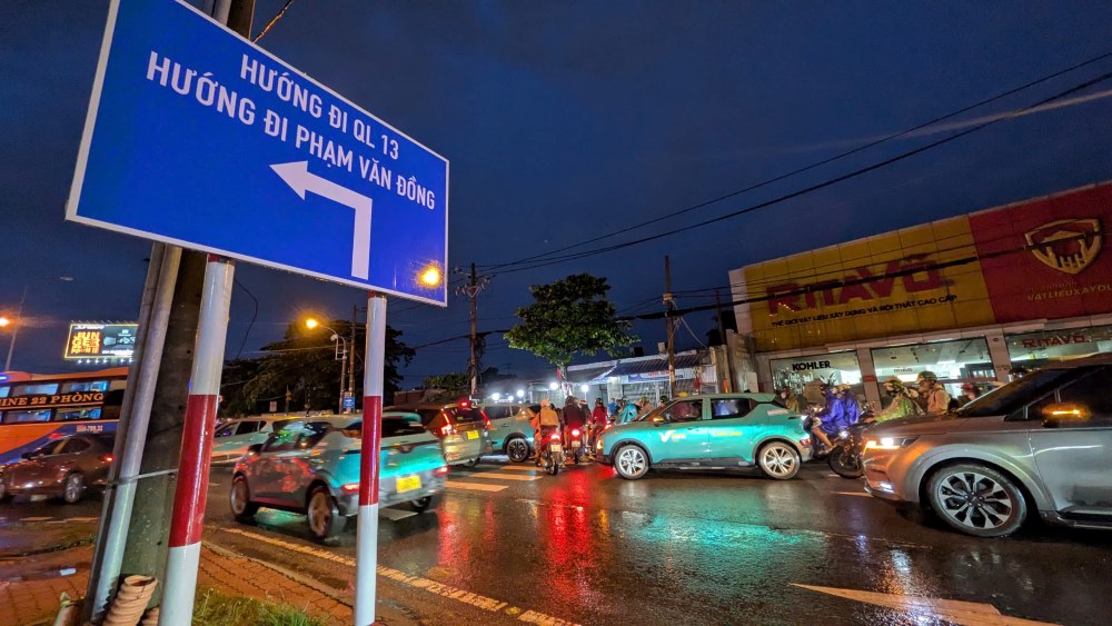 Tinh hinh giao thong o khu vuc vong xoay Pham Van Dong - quoc lo 13 kha phuc tap, luong xe do don ve day rat nhieu. Anh: Anh Tu