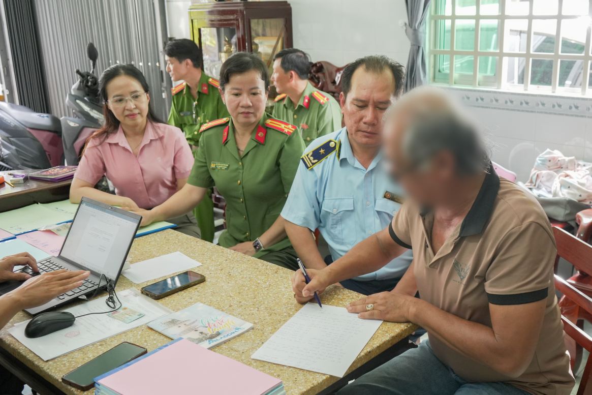 Cơ quan chức năng làm việc tại nơi ở của ông L. Ảnh: Công an Cần Thơ