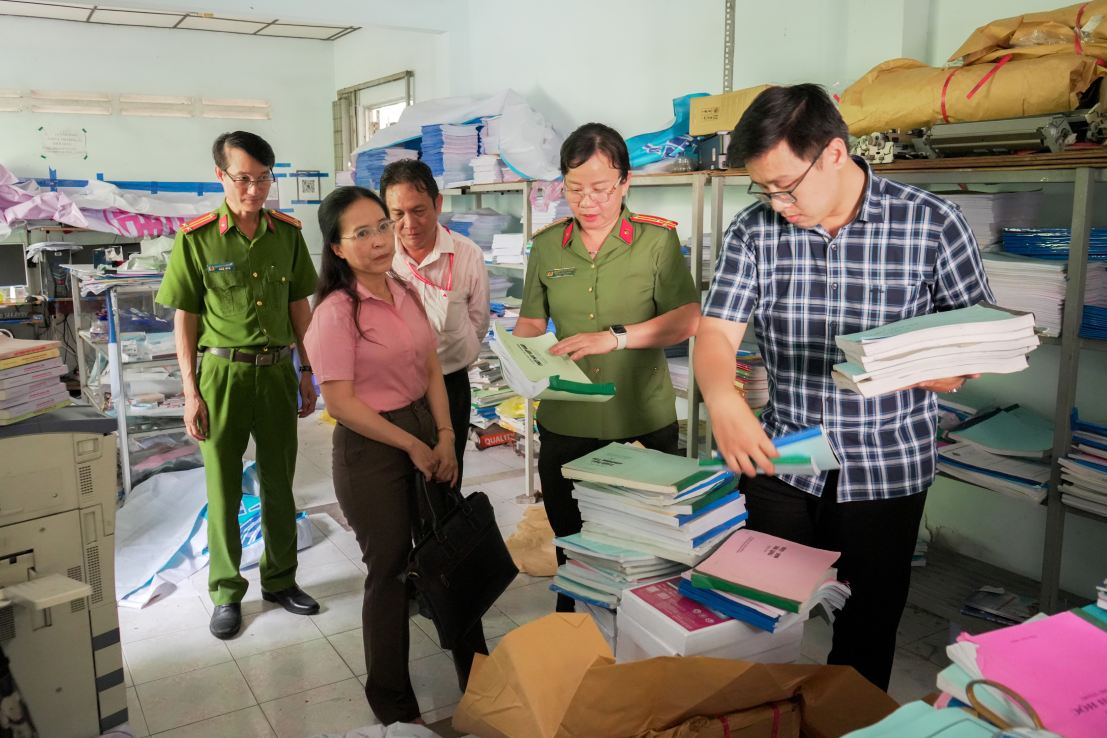 Cơ quan chức năng kiểm tra tại cơ sở photocopy Thảo. Ảnh: Công an Cần Thơ
