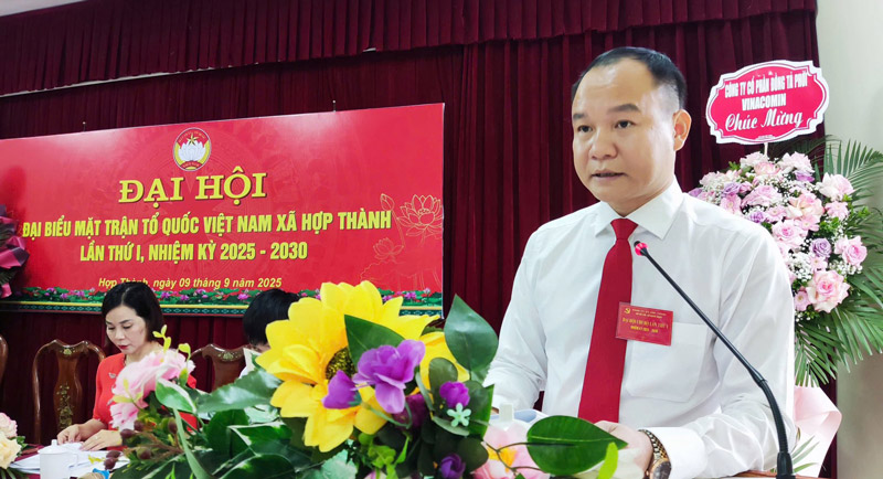Ong Bui Dai Quang tai dac cu Chu tich Uy ban MTTQ Viet Nam xa Hop Thanh. Anh: Do Dung 