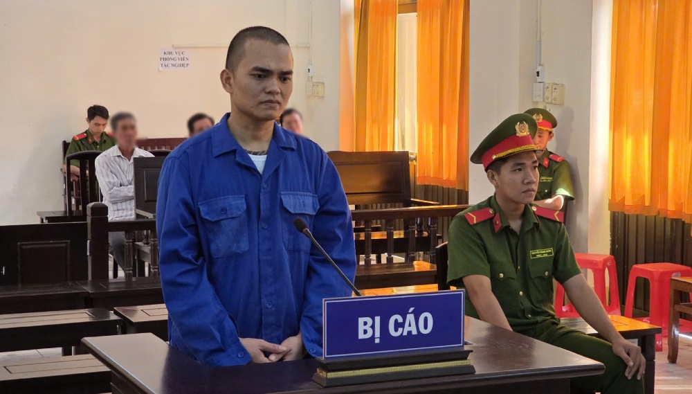 Xuông dùng ly thủy tinh đánh người trong quán nhậu khiến người này tử vong. Ảnh: Văn Vũ