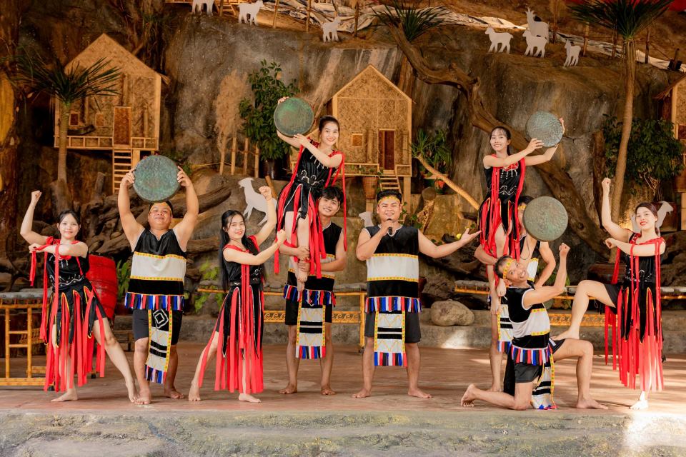 Biểu diễn văn hóa Raglay ở Công viên du lịch Yang Bay. Ảnh: Kiều Hương