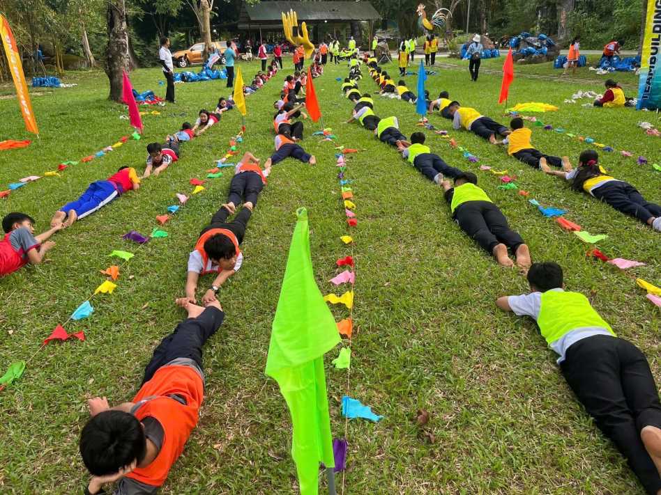 Học sinh chơi và học ở Công viên du lịch Yang Bay. Ảnh: Kiều Hương