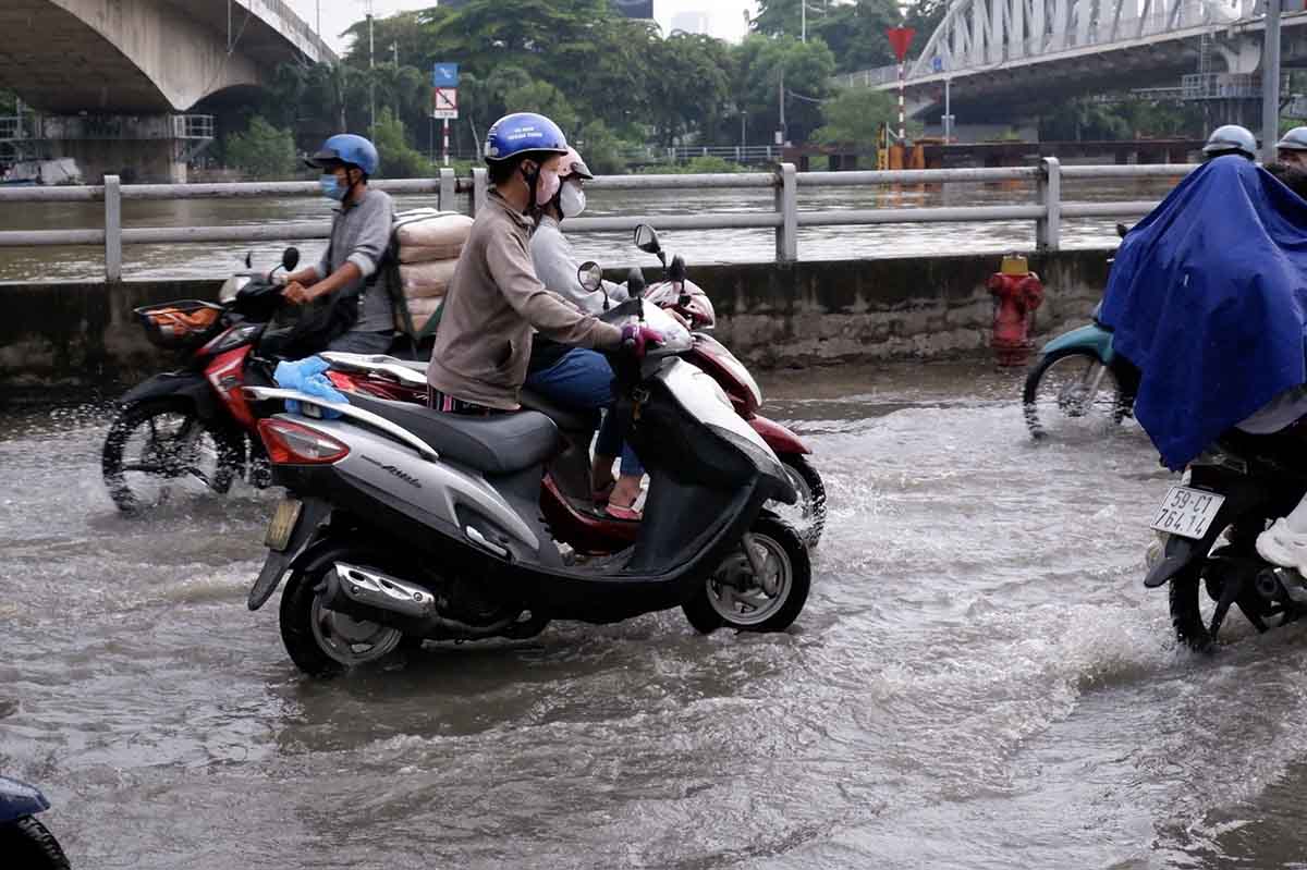 Nguoi dan bi bom qua doan ngap, mot so phuong tien bi chet may phai day bo. Anh: Tam Quynh