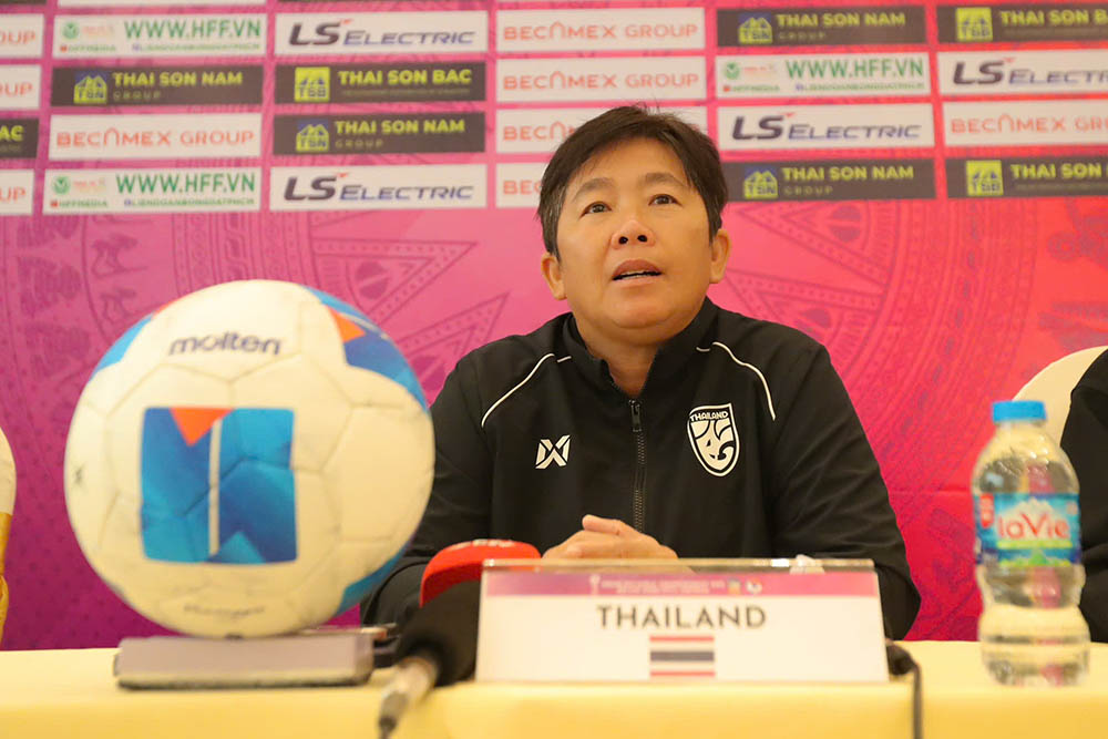 Nuengrutai Srathongvian 여사는 태국 여자 대표팀 감독으로 복귀하여 홈에서 SEA Games 33 금메달을 목표로 하고 있습니다. 사진: Vinh Dien