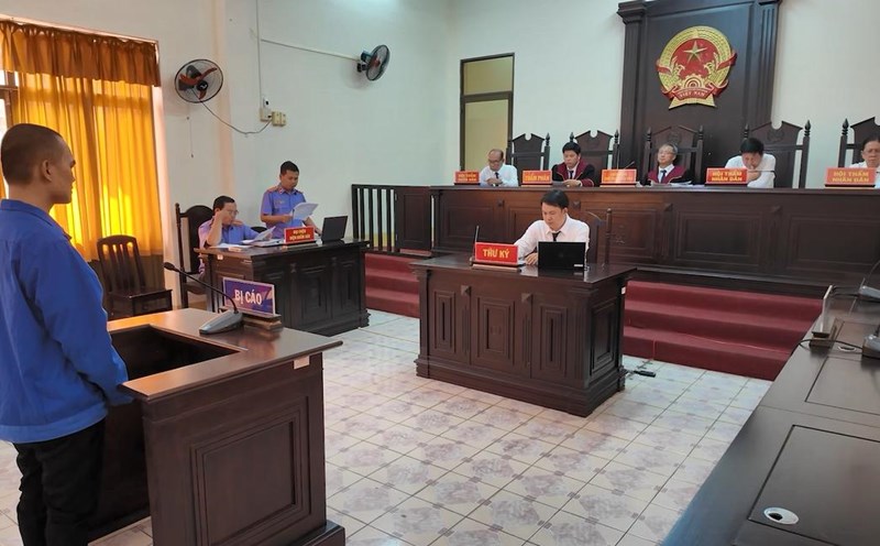 Xuong used a glass to beat a person at a drinking place, causing this person to die.