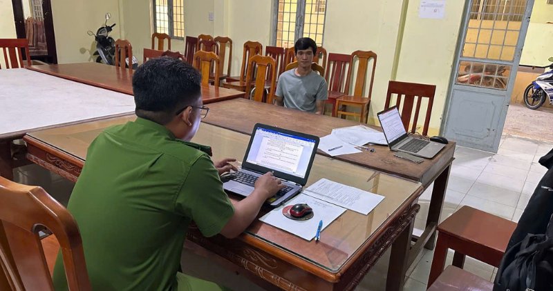 Subject Pham Van Hao at the police station to investigate the act of "Illegal possession of narcotics". Photo: Provided by the police.