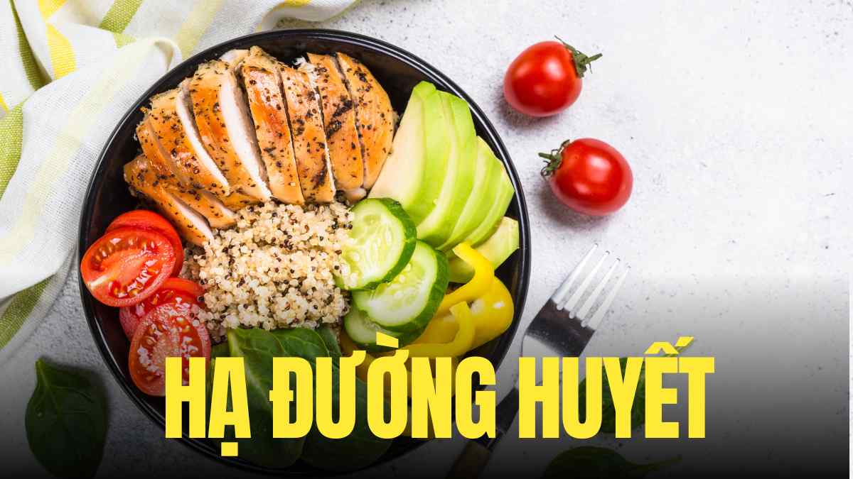 Pan-fried chicken salad, avocado and sunflower seeds, a meal that helps control and naturally lower blood sugar. Graphics: Tra My