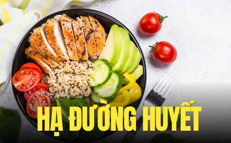 Pan-fried chicken salad, avocado and sunflower seeds, a meal that helps control and naturally lower blood sugar. Graphics: Tra My