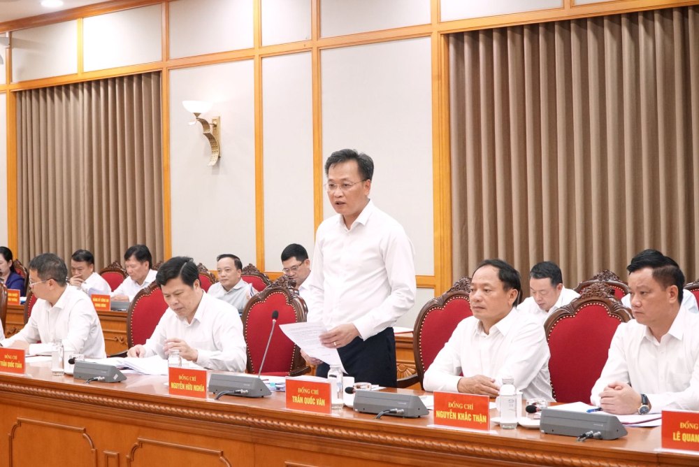 Ong Nguyen Huu Nghia - Uy vien Trung uong Dang, Bi thu Tinh uy Hung Yen bao cao tai cuoc lam viec. Anh: Kim Thanh