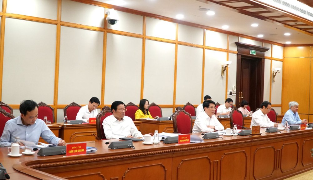 To Cong tac so 1 cua Bo Chinh tri do Uy vien Bo Chinh tri lam viec voi dai dien Ban Thuong vu cac Tinh uy Ca Mau, Hung Yen. Anh: Kim Thanh