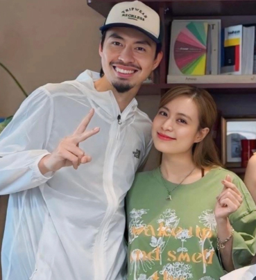 Den Vau, Hoang Thuy Linh trong buc hinh chup chung voi ban be. Anh chup man hinh