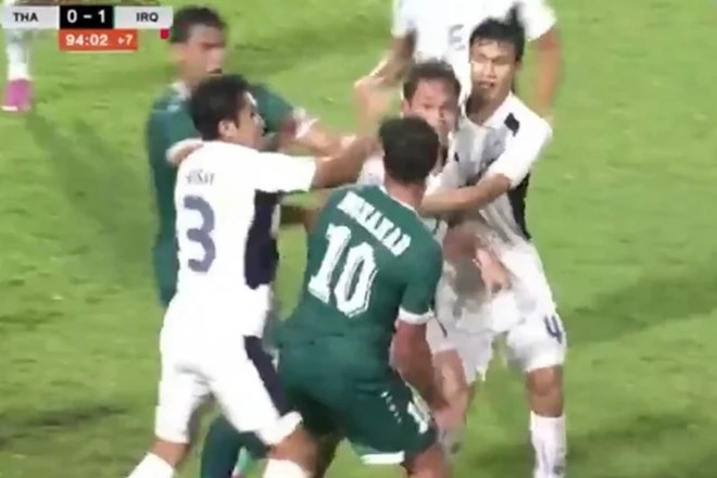 Mohanad Ali's rough delivery caused the Thai and Iraq players to rush into a fight. Photo: Cut from video